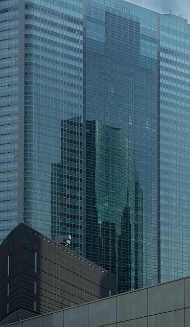 如何通过科技创新与制度改革延续人口红利对经济增长的推动作用？